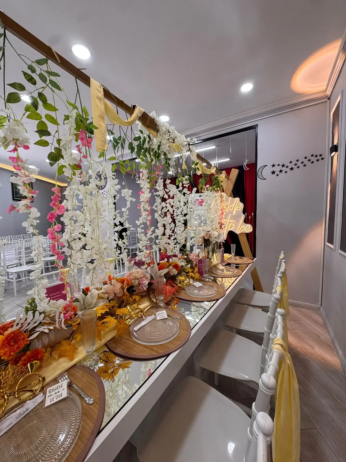 Kapalı alanda Bride to Be masa düzeni